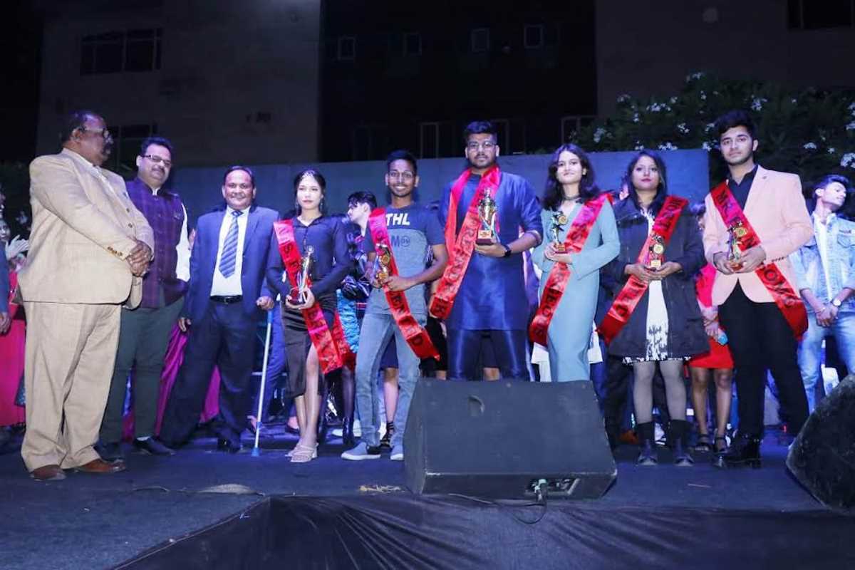 फ्रेशर पार्टी में सांस्कृतिक कार्यक्रम में छात्र एवं छात्राएं खूब थिरके फ्रेशर पार्टी में सांस्कृतिक कार्यक्रम में छात्र एवं छात्राएं खूब थिरके